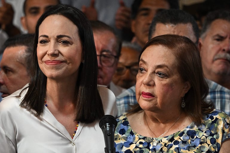 La líder opositora venezolana María Corina Machado (a la izquierda) y la candidata Corina Yoris.