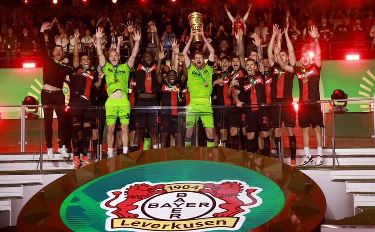 Los jugadores del Bayer Leverkusen celebran con el trofeo de la Copa Alemania la consagración de campeón en el estadio Olímpico, en Berlín.