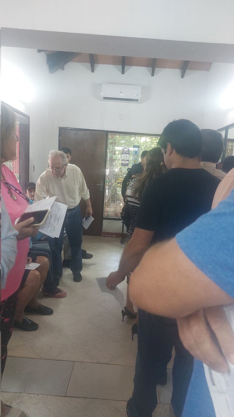 Adultos mayores fueron sometidos a esperar por hasta casi dos horas en el Centro Municipal N.° 5 de Asunción.