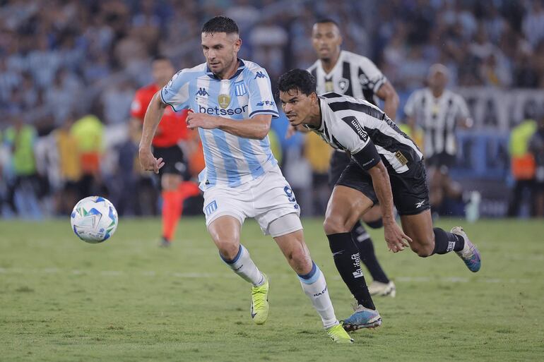 AMDEP2812. AVELLANEDA (ARGENTINA), 20/02/2025.- Adrián Martínez (i) de Racing disputa un balón con Danilo Barbosa de Botafogo este jueves, en el partido de ida de la Recopa Sudamericana entre Racing y Botafogo en el estadio Presidente Perón en Avellaneda (Argentina). EFE/ Juan Ignacio Roncoroni
