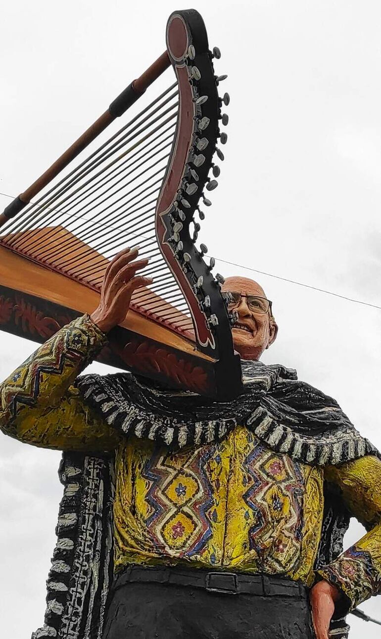 Escultura en homenaje de Tito Acuña con su arpa, instrumento con el que hacía maravillas en los escenarios festivaleros. Fue hecha por el “Rey del Barro”, Reinaldo Sanabria.