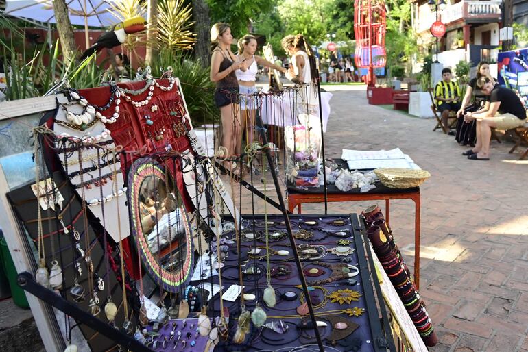 En la Peatonal están instaladas las ferias artesanales, los tejidos y colores llaman la atención de los veraneantes.