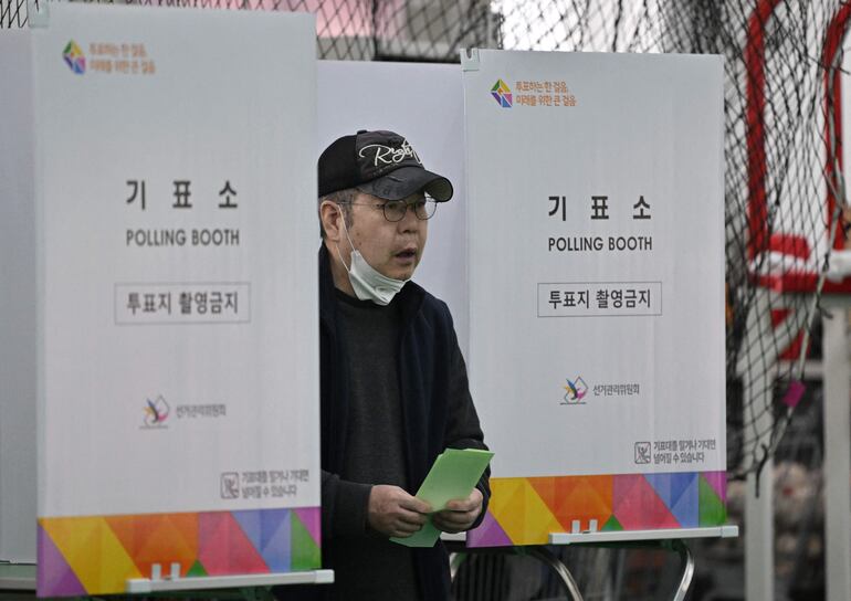 Un surcoreano deposita su voto durante las elecciones legislativas celebradas en todo el país.