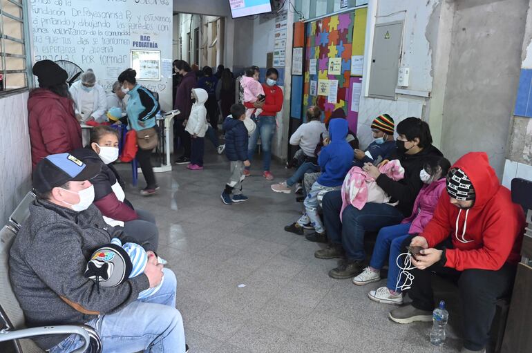 El área pediátrica del Hospital Barrio Obrero está colapsado de niños enfermos.