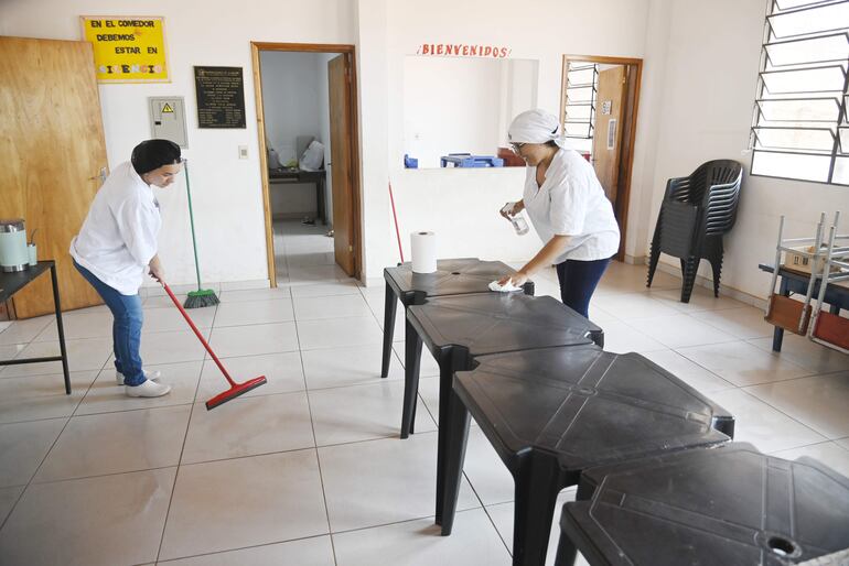 Funcionarias de la empresa Comepar, distribuidora de Hambre Cero en Central, limpian y retiran los insumos del almuerzo escolar en la escuela Próceres de Mayo de Lambaré.