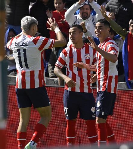 Julio Enciso, Alejandro Romero Gamarra y Miguel Almirón, celebrando el primer gol de Paraguay ante Nicaragua.