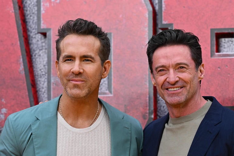 "Por muchos años más. Muchas aventuras", expresó Ryan Reynolds al saludar a Hugh Jackman por su cumpleaños número 56. (JUSTIN TALLIS / AFP)