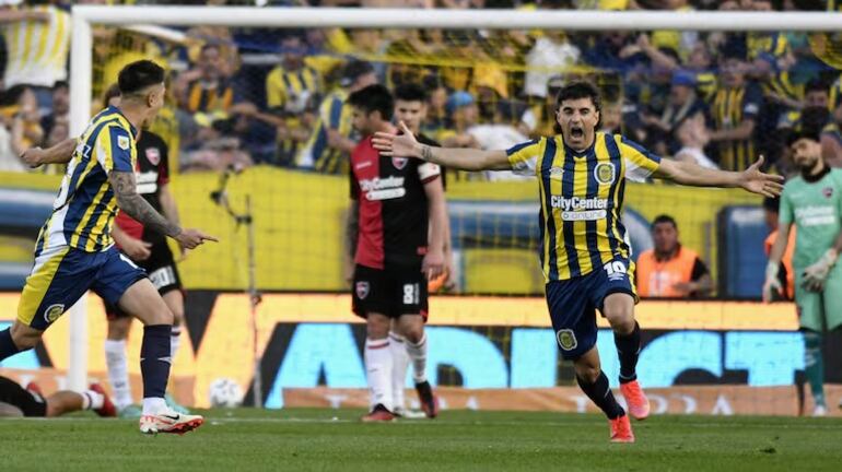 El paraguayo Alan Rodríguez (i), jugador e Rosario Central, festeja un gol en el partido frente a Newell's.