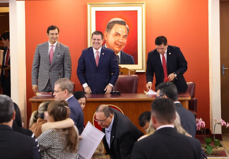 Sesión ordinaria de la Junta de Gobierno en la que aprobaron sanciones en la ANR a candidatos vinculados al lavado de dinero. En el centro de la foto está Horacio Cartes, presidente de la ANR, declarado "significativamente corrupto" por Estados Unidos.