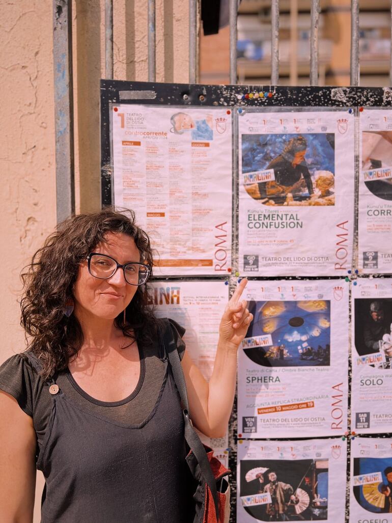 Carola Mazzotti exhibe el cartel de la presentación de "Confusión elemental" en Roma, Italia.
