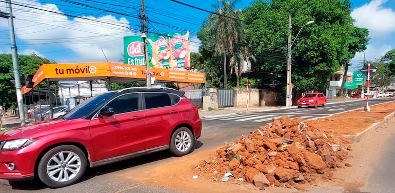 Varios puntos de la avenida Fernando de la Mora muestran destrozos en el paseo central, incluso escombros en plena vía pública.