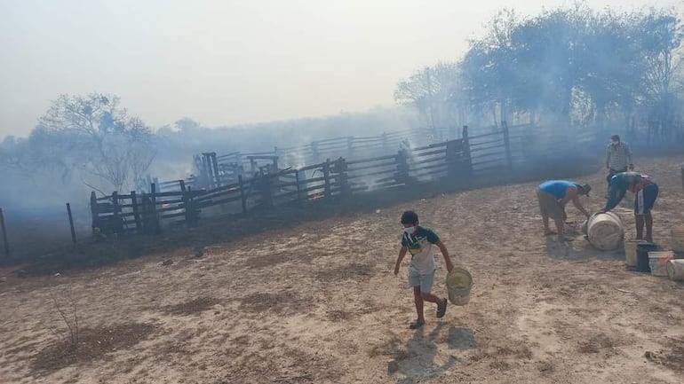 Niños y adultos luchan como pueden contra el avance del fuego en Fuerte Olimpo.