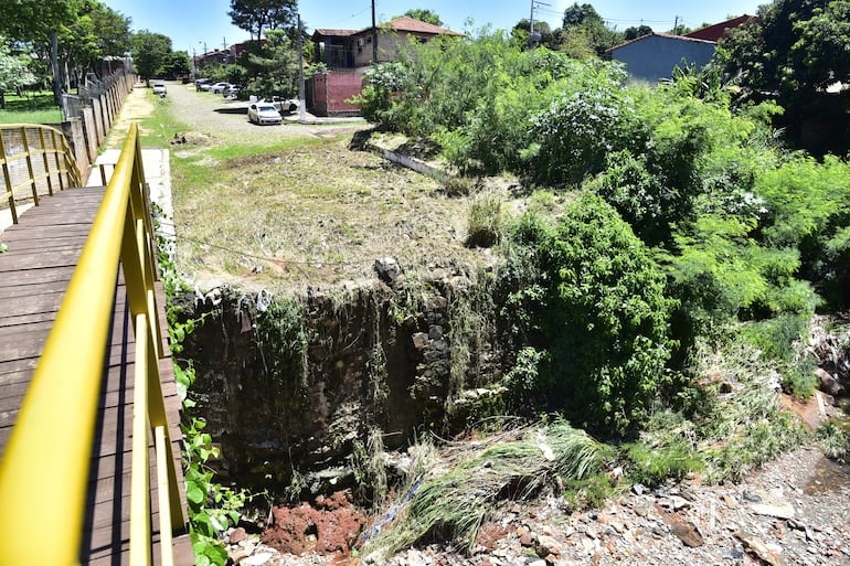 Calles Estrella y 11 de Setiembre, que terminan en el arroyo Leandro Sosa, barrio San Rafael de Lambaré. Sin señalización.