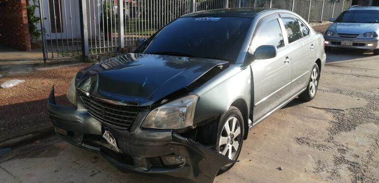 El automóvil Toyota Premio, quedó retenido porque el conductor no tenía en su poder licencia de conducir.