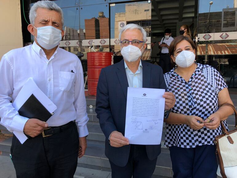 Emilio Camacho, Jorge Querey y Esperanza Martínez frente a la Fiscalía.