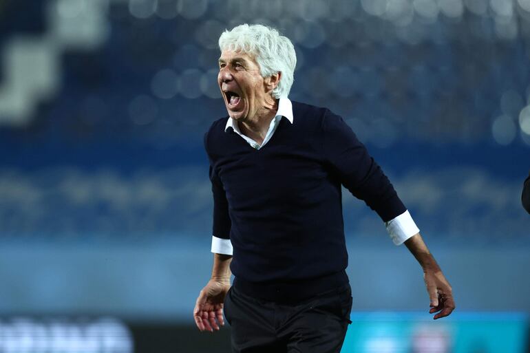 Bergamo (Italy), 12/05/2024.- Atalanta's coach Gian Piero Gasperini celebrates with fans after winning the Italian Serie A soccer match between Atalanta BC and AS Roma, in Bergamo, Italy, 12 May 2024. (Italia) EFE/EPA/MICHELE MARAVIGLIA
