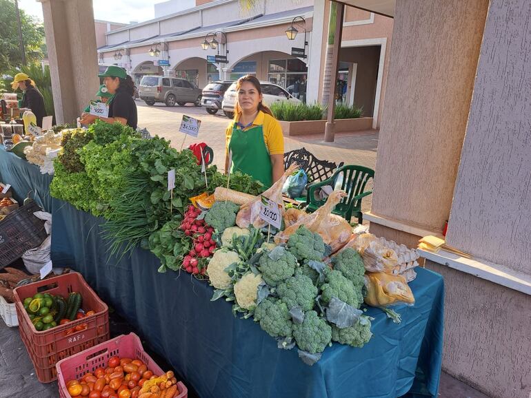 La feria de la agricultura familiar se encuentra hoy instalada en Fernando de la Mora y Luque.