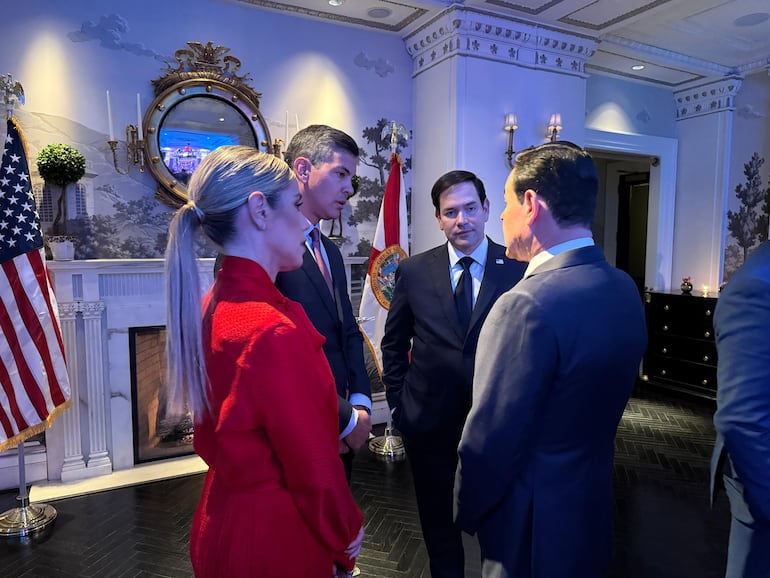 Leticia Ocampos, Santiago Peña, Marco Rubio (c) y Rubén Ramírez (de espalda), en EE.UU.