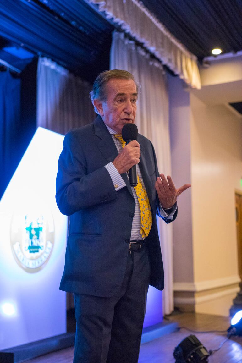 Dr. Enrique Rojas Montes, de España, durante su discurso en el congreso organizado por la Universidad María Serrana.