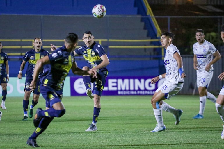 Diego Torres trata de habilitar a un compañero en el juego ante 2 de Mayo