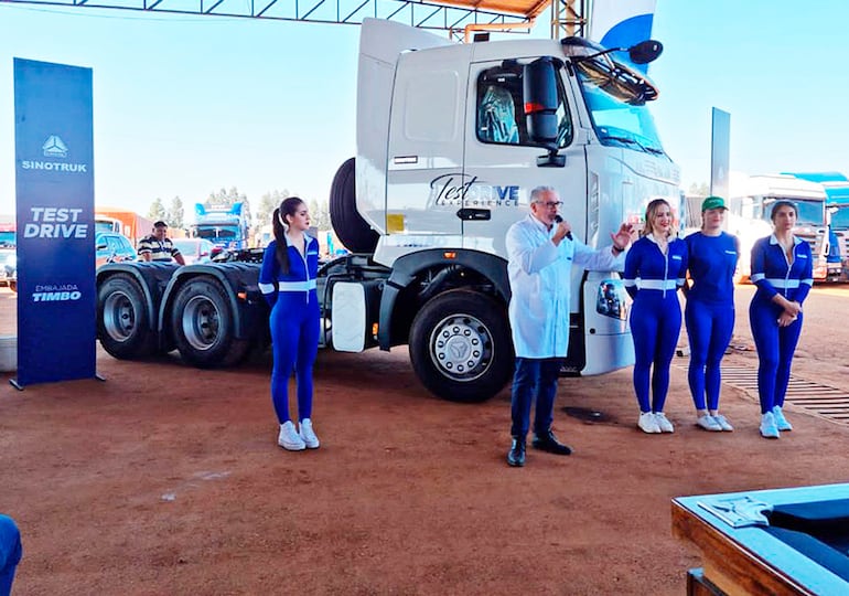 Las empresas ligadas al rubro del transporte se unen para felicitar a los camioneros en este día.