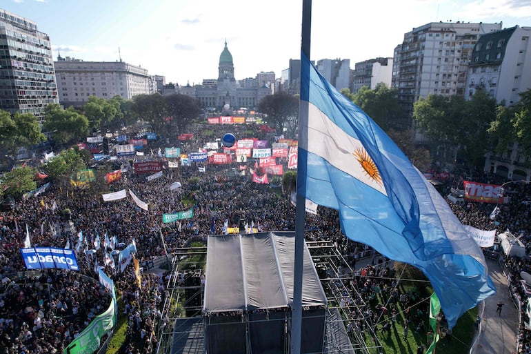 La movilización refleja el descontento con el veto presidencial y la importancia de la educación pública en el debate político actual (Photo by Emiliano LASALVIA / AFP)