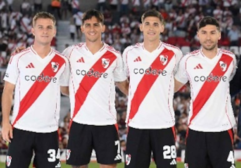 Matías Rojas (2° de la izq.), entre los refuerzos de River 2025.