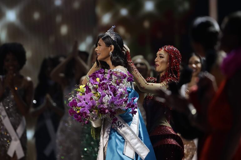 Miss Nicaragua,  Sheynnis Palacios (c), reacciona luego de ser coronada como la nueva Miss Universe 2023 hoy, en San Salvador (El Salvador). La ganadora del concurso sucede a la estadounidense R'Bonney Gabriel, Miss Universo 2022.