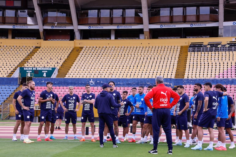 El plantel de la Albirroja se movilizó en Quito