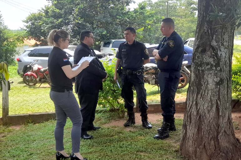 El fiscal de Abigeato de Coronel Oviedo, Édgar Torales (de traje), conversa con el suboficial primero Manuel Benegas (en el centro) y el suboficial inspector Fredy Duarte (a la derecha), en la comisaría 27 de Cruce San Pedro.