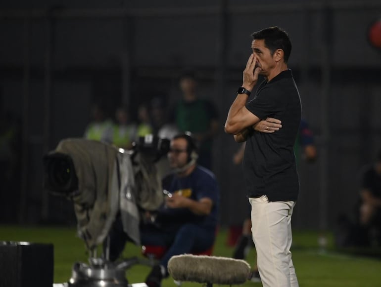 El español Manolo Jiménez, entrenador de Cerro Porteño, durante el partido frente a General Caballero de Juan León Mallorquín por la jornada 15 del torneo Apertura 2024 del fútbol paraguayo en el estadio Defensores del Chaco, en Asunción.