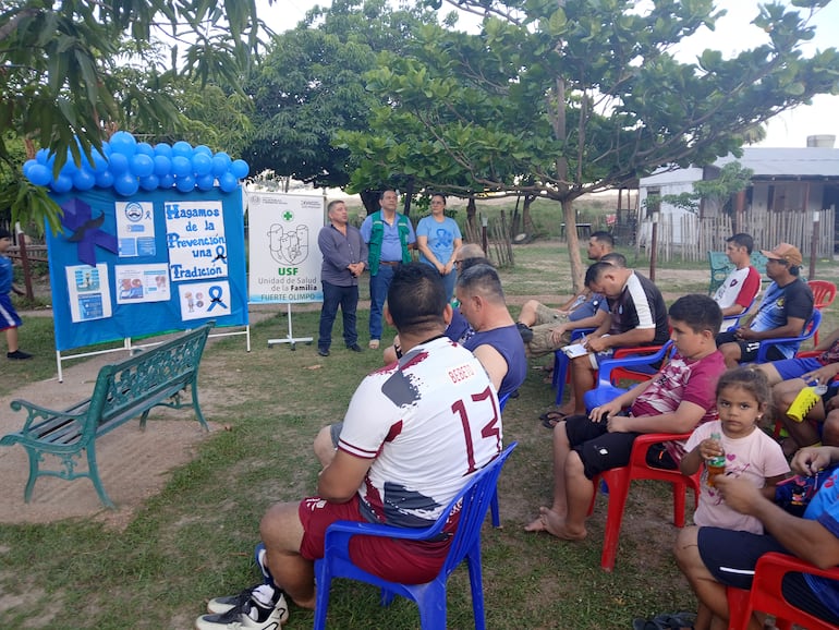 Los deportistas que habitualmente acuden a practicar fútbol en la canchita "Qué te importa", fueron sorprendidos por el personal de blanco del hospital regional, quienes realizaron charlas sobre el cáncer de próstata.