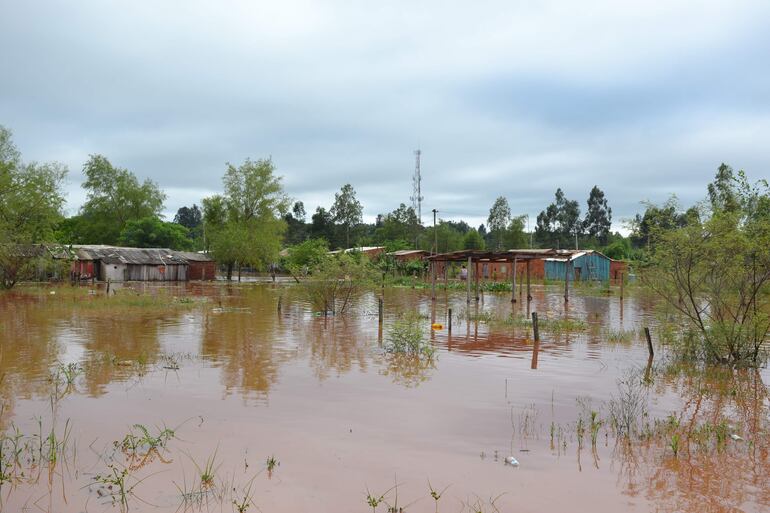 Más de 200 viviendas fueron inundadas por el desborde cíclico del arroyo Capiibary.