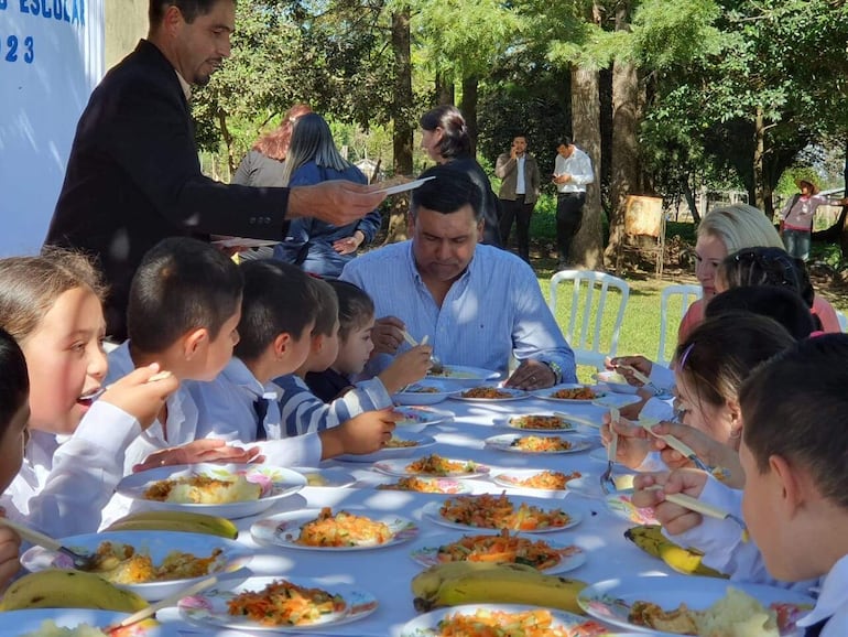 El jefe comunal de Caazapá, Amado Diaz Verón, almuerza con los alumnos de la Escuela Aricio Zacarías de Galeano Cue.