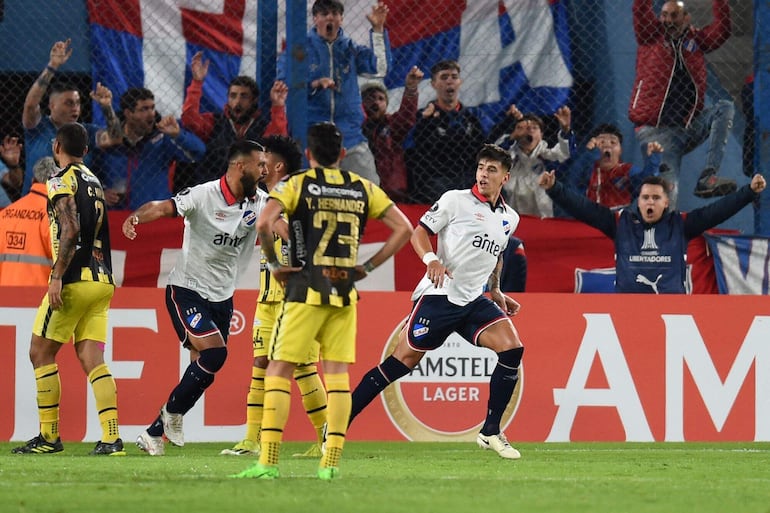 Alexis Castro (d), jugador de Nacional, festeja un gol en el partido frente a Deportivo Táchira por la fase de grupos de la Copa Libertadores 2024 en el estadio Gran Parque Central, en Montevideo, Uruguay.