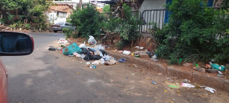 Basura en barrio Bernardino Caballero