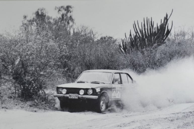 El Toyota Corolla 1300 de Juan Carlos Calvo y Mitsunobu Yamamoto en uno de los talcales de aquella edición.