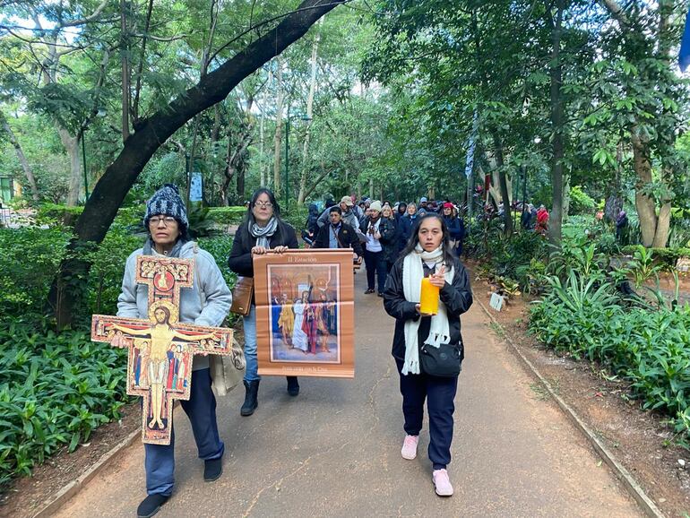 Feligreses recorriendo el parque de la salud.