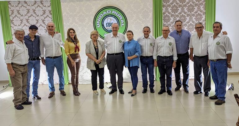 En el centro el candidato a presidente de la ARP, Lic. Martín Heisecke, con los integrantes del movimiento Unidad Rural, este viernes, en el cierre de campaña.