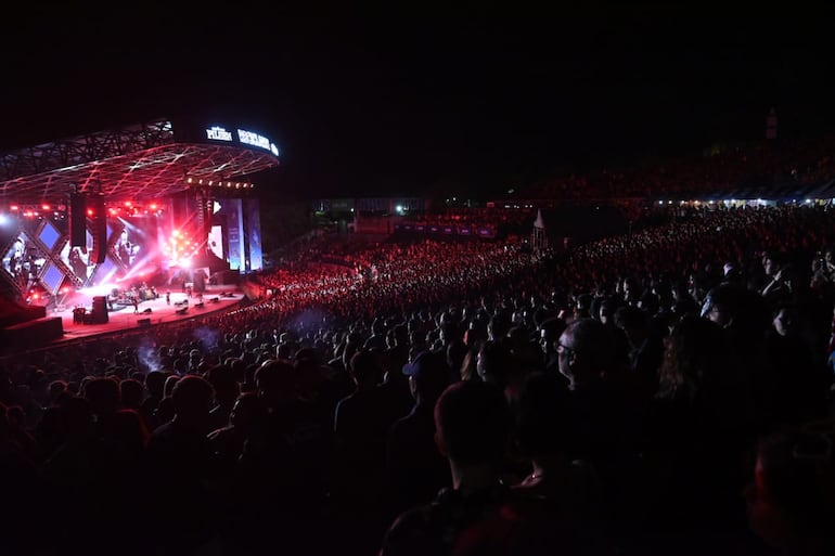 Una multitud de personas en el anfiteatro José Asunción Flores.