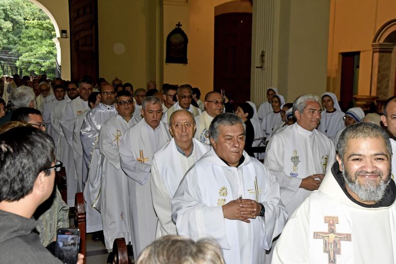 Durante la misa crismal, los sacerdotes renovarán los compromisos asumidos en el día de la consagración.