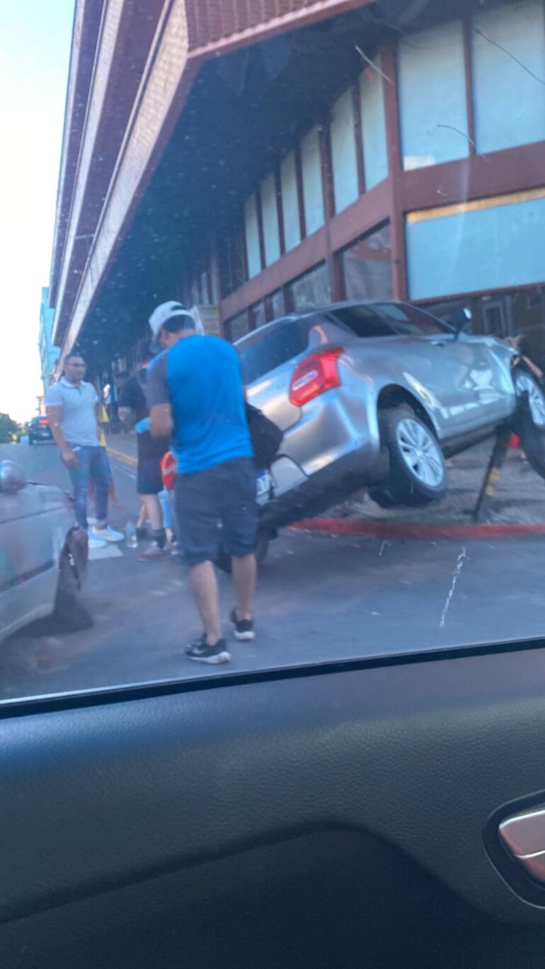 Así quedó el auto Suzuki en la esquina de la calle Oliva y 15 de agosto.