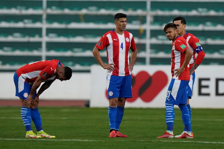 Los jugadores de la selección de Paraguay lamentan la derrota frente a Bolivia por las Eliminatorias Sudamericanas 2022 en el estadio Hernando Siles, en La Paz, Bolivia.