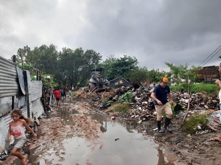 Viviendas aledañas la arroyo Moroti se inundaron debido a la acumulación de basuras.