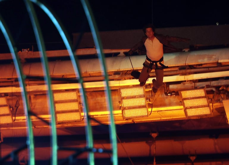 Tom Cruise realiza un truco durante la ceremonia de clausura de los Juegos Olímpicos de París 2024 en el Estadio Stade de France de París, Francia, el 11 de agosto de 2024. 
