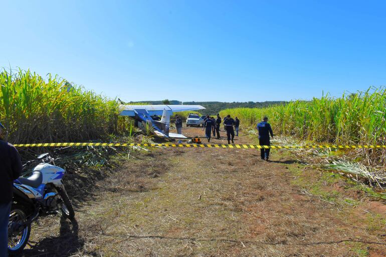 La avioneta quedará en el lugar con custodio policial hasta tanto se terminen las diligencias de investigación.