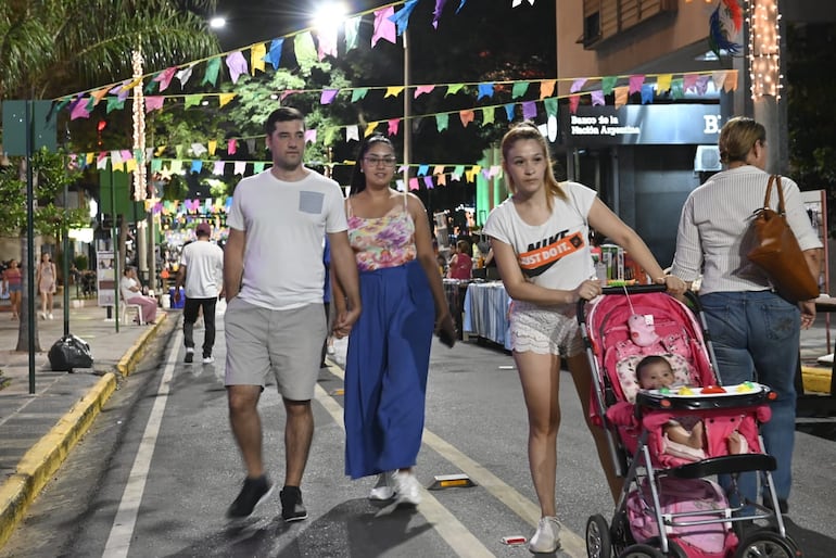 Familias disfrutaron el fin de semana de los paseos al aire libre en plena calle Palma.