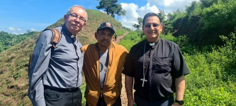 Luis Manuel Díaz (c), padre de Luis Díaz, junto a los representantes de la Conferencia Episcopal de Colombia, que medio para la liberación.