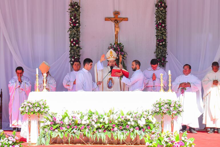 Monseñor Vincenzo Turturro, Nuncio Apostólico, presidiendo la Misa Central en honor a la Virgen del Paso.