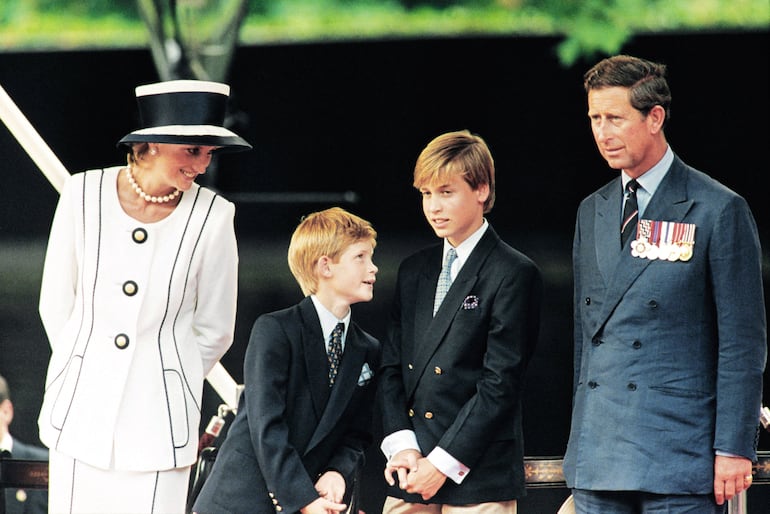 Retrato de 1995: Lady Di y el Príncipe Carlos, con sus hijos William y Harry.